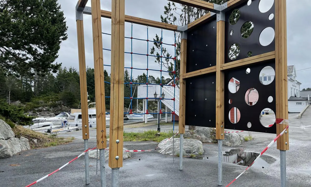 Kilstraumen: {"base": "no", "no": "Nytt klatrestativ 2021. Det er ogs\u00e5 trampoline", "se": "Nytt kl\u00e4tterst\u00e4llning 2021. Det finns ocks\u00e5 studsmatta", "en": "New climbing frame 2021. There is also a trampoline", "da": "Nyt klatrestativ 2021. Der er ogs\u00e5 trampolin"}
