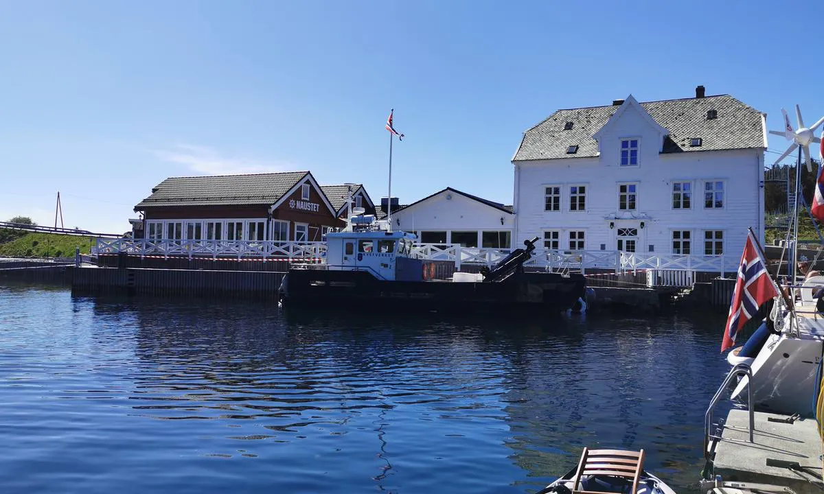 Kilstraumen: {"base": "no", "no": "Gamle vertshuset som har noen rom til leie og pub. N\u00f8stet ligger ved siden av og har restaurant. .", "se": "Gamla v\u00e4rdshuset som har n\u00e5gra rum att hyra och pub. B\u00e5thuset ligger bredvid och har restaurang.", "en": "The old inn that has some rooms for rent and a pub. The boathouse is next door and has a restaurant.", "da": "Det gamle g\u00e6stgiveri som har nogle v\u00e6relser til leje og en pub. Skuret ligger ved siden af og har restaurant."}