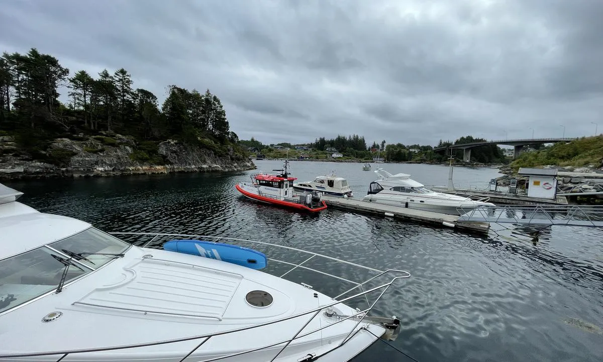 Kilstraumen: {"base": "no", "no": "Gjestehavn og Redningsselskapet sin faste plass. Bunkringsstasjon i bakgrunnen", "se": "G\u00e4sthamn och Sj\u00f6r\u00e4ddningss\u00e4llskapets fasta plats. Bunkringsstation i bakgrunden", "en": "Guest harbor and the Norwegian Society for Sea Rescue's permanent spot. Refueling station in the background.", "da": "G\u00e6stehavn og Redningsselskabets faste plads. Bunkringsstation i baggrunden"}