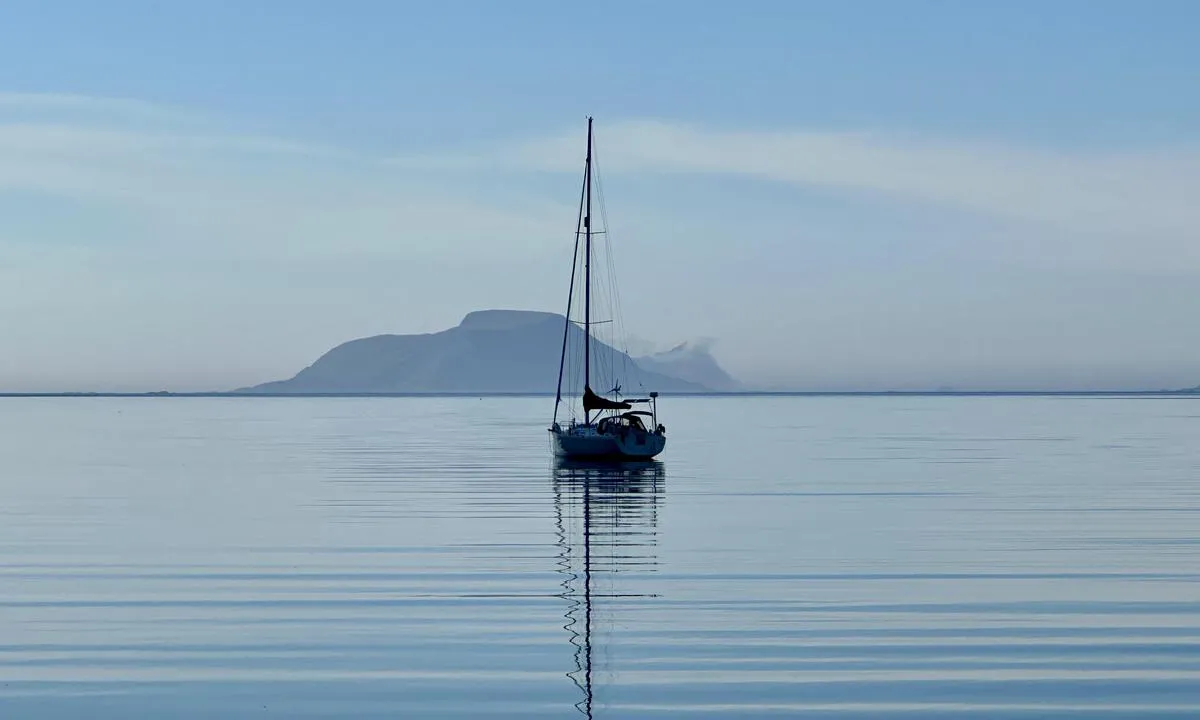 Kifjorden: {"base": "no", "no": "Sand\u00f8ya mot Nord.", "se": "Sand\u00f6n mot norr.", "en": "Sand\u00f8ya to the North.", "da": "Sand\u00f8ya mod Nord."}