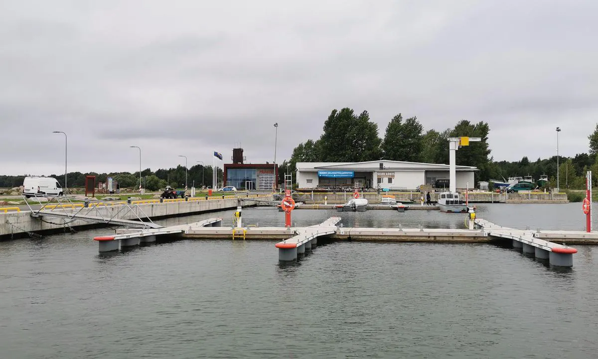 {"base": "et", "no": "Kihnu Havn", "se": "Kihnu Hamn", "en": "Kihnu Harbor", "da": "Kihnu Havn", "fr": "Port de Kihnu", "de": "Kihnu Hafen", "es": "Puerto de Kihnu", "it": "Porto di Kihnu", "pt": "Porto de Kihnu", "nl": "Kihnu Haven", "pl": "Port Kihnu", "uk": "\u041a\u0456\u0445\u043d\u0443 \u0421\u0430\u0434\u0430\u043c", "ro": "Portul Kihnu", "tr": "Kihnu Liman\u0131", "el": "\u039b\u03b9\u03bc\u03ac\u03bd\u03b9 \u039a\u03af\u03c7\u03bd\u03bf\u03c5", "cs": "P\u0159\u00edstav Kihnu", "hu": "Kihnu Kik\u00f6t\u0151", "fi": "Kihnun Satama", "bg": "\u041f\u0440\u0438\u0441\u0442\u0430\u043d\u0438\u0449\u0435 \u041a\u0438\u0445\u043d\u0443", "sr": "\u041b\u0443\u043a\u0430 \u041a\u0438\u0445\u043d\u0443", "et": "Kihnu Sadam", "lv": "Kihnu Osta", "lt": "Kihnu Uostas"}