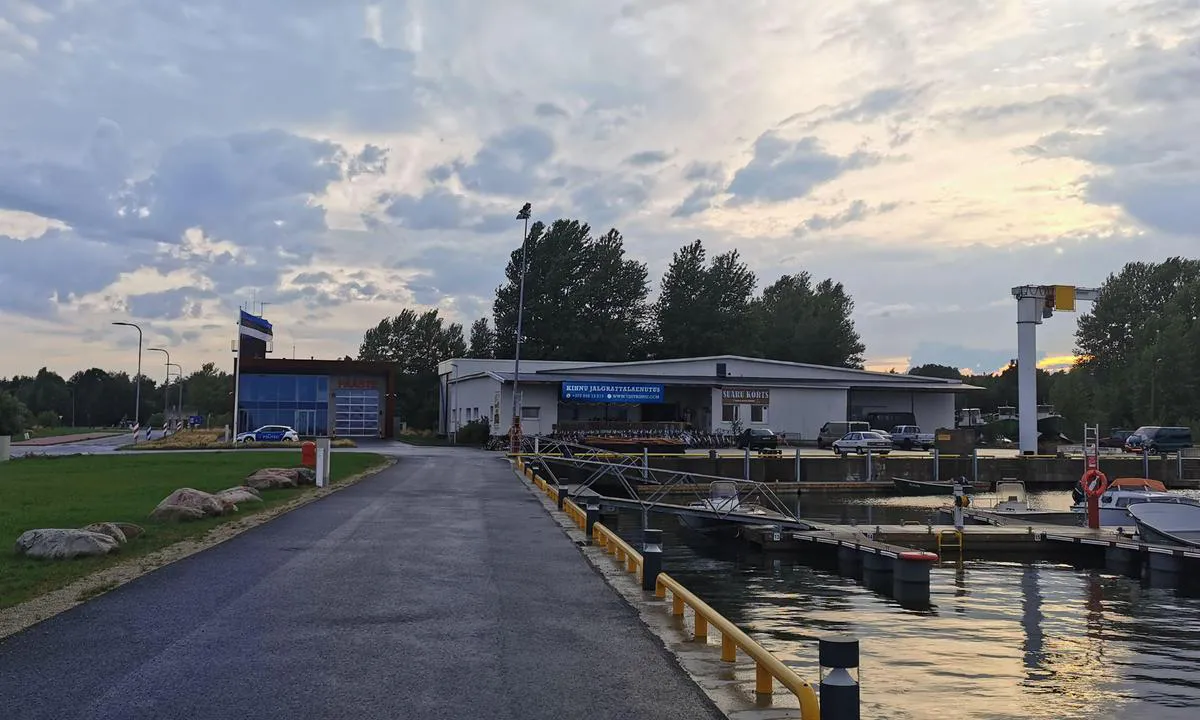 {"base": "et", "no": "Kihnu Havn", "se": "Kihnu Hamn", "en": "Kihnu Harbour", "da": "Kihnu Havn", "fr": "Port de Kihnu", "de": "Kihnu Hafen", "es": "Puerto de Kihnu", "it": "Porto di Kihnu", "pt": "Porto de Kihnu", "nl": "Haven van Kihnu", "pl": "Port Kihnu", "uk": "\u041a\u0456\u0445\u043d\u0443 \u0421\u0430\u0434", "ro": "Portul Kihnu", "tr": "Kihnu Liman\u0131", "el": "\u039b\u03b9\u03bc\u03ac\u03bd\u03b9 Kihnu", "cs": "P\u0159\u00edstav Kihnu", "hu": "Kihnu kik\u00f6t\u0151", "fi": "Kihnun Satama", "bg": "\u041f\u0440\u0438\u0441\u0442\u0430\u043d\u0438\u0449\u0435 \u041a\u0438\u0445\u043d\u0443", "sr": "\u041b\u0443\u043a\u0430 \u041a\u0438\u0445\u043d\u0443", "et": "Kihnu Sadam", "lv": "Kihnu Osta", "lt": "Kihnu Uostas"}
