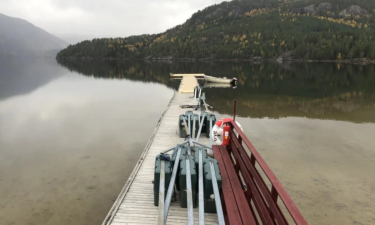 På Kilen Feriesenter er det flytebrygger med utriggere (utriggerne var demontert da bildet ble tatt sent i oktober)