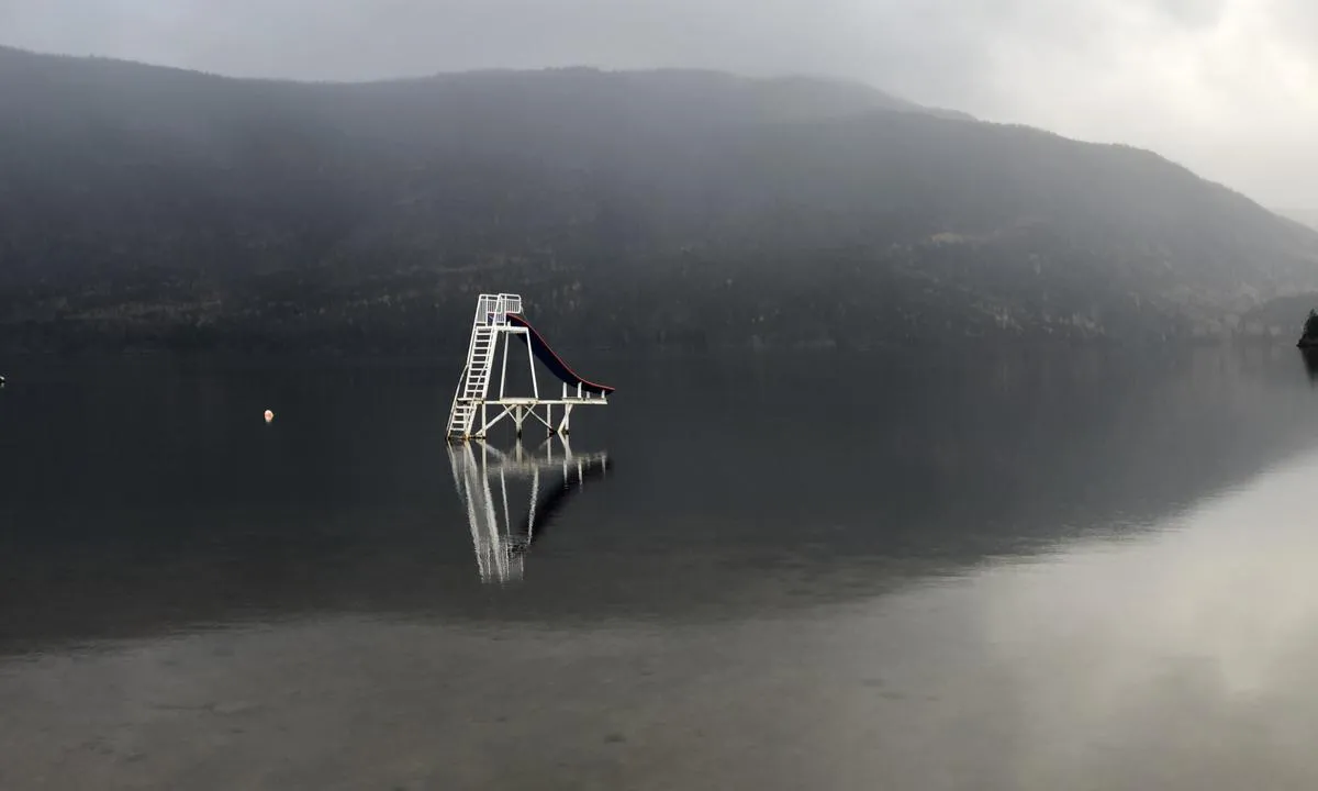 {"base": "no", "no": "Det er badesklie litt ute i vannet p\u00e5 Kilen Feriesenter.", "se": "Det finns en vattenrutschkana en bit ut i vattnet vid Kilen Feriesenter.", "en": "There is a waterslide a bit out in the water at Kilen Feriesenter.", "da": "Der er en vandrutchebane lidt ude i vandet ved Kilen Feriesenter."}