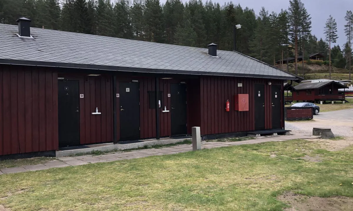 Det er servicehus med toaletter, dusj og vaskerom på Kilen Feriesenter.