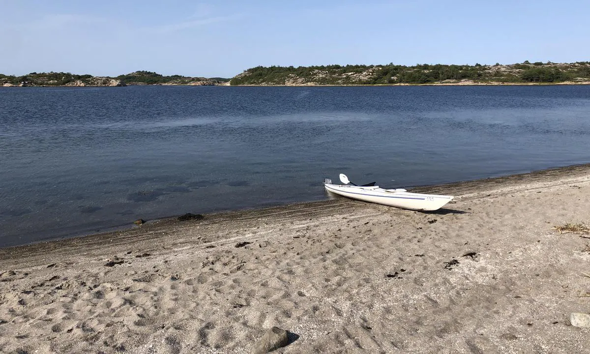{"base": "no", "no": "P\u00e5 nordsiden av Killingen er det en fin sandstrand rett ved svabergene man fort\u00f8yer mot.", "se": "P\u00e5 norra sidan av Killingen finns det en fin sandstrand precis vid klipporna som man f\u00f6rt\u00f6jer emot.", "en": "On the north side of Killingen, there is a nice sandy beach right next to the smooth rocks where you moor.", "da": "P\u00e5 nordsiden af Killingen er der en fin sandstrand lige ved klipperne, man fort\u00f8jer mod."}