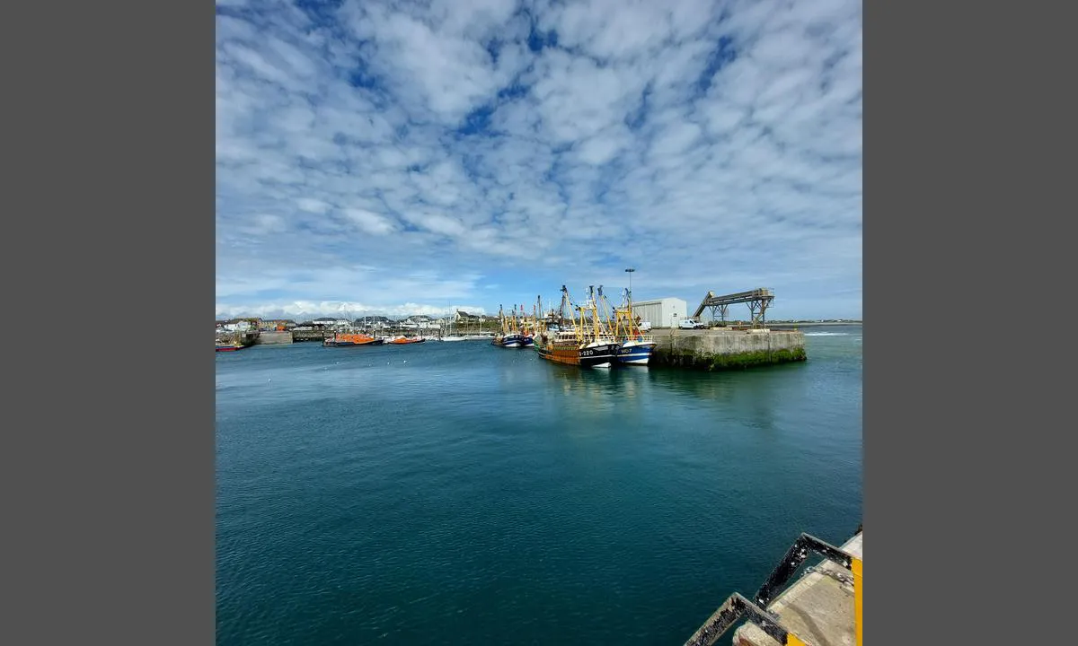 Kilmore Quay Fishing Port and Marina: {"base": "en", "no": "Havnen kan v\u00e6re overfylt p\u00e5 grunn av tilstedev\u00e6relsen av mange fiskefart\u00f8yer", "se": "Hamnen kan vara tr\u00e5ng p\u00e5 grund av n\u00e4rvaron av m\u00e5nga fiskefartyg", "en": "The harbour may be crowded due to the presence of a lot of fishing vessels", "da": "Havnen kan v\u00e6re fyldt p\u00e5 grund af tilstedev\u00e6relsen af mange fiskefart\u00f8jer"}