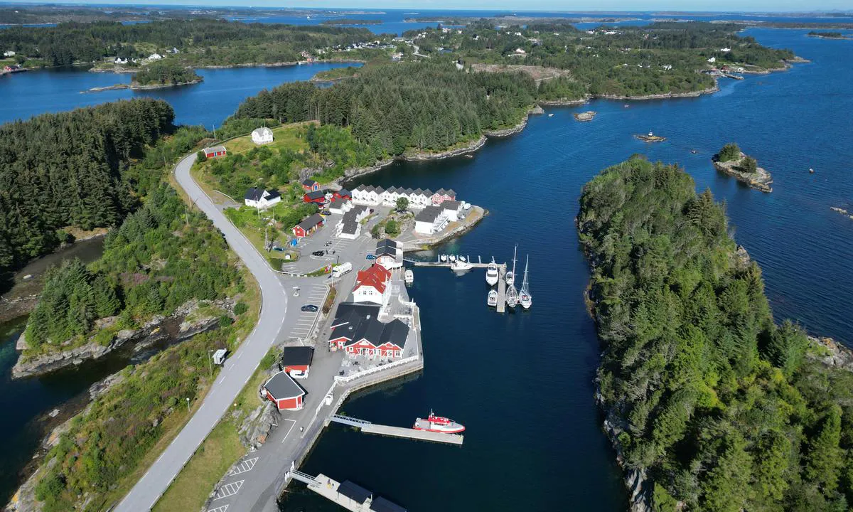 {"base": "no", "no": "Kilstraumen og Trollolmen sett fr\u00e5 s\u00f8r", "se": "Kilstraumen och Trollolmen sett fr\u00e5n s\u00f6der", "en": "Kilstraumen and Trollolmen seen from the south", "da": "Kilstraumen og Trollolmen set fra syd"}