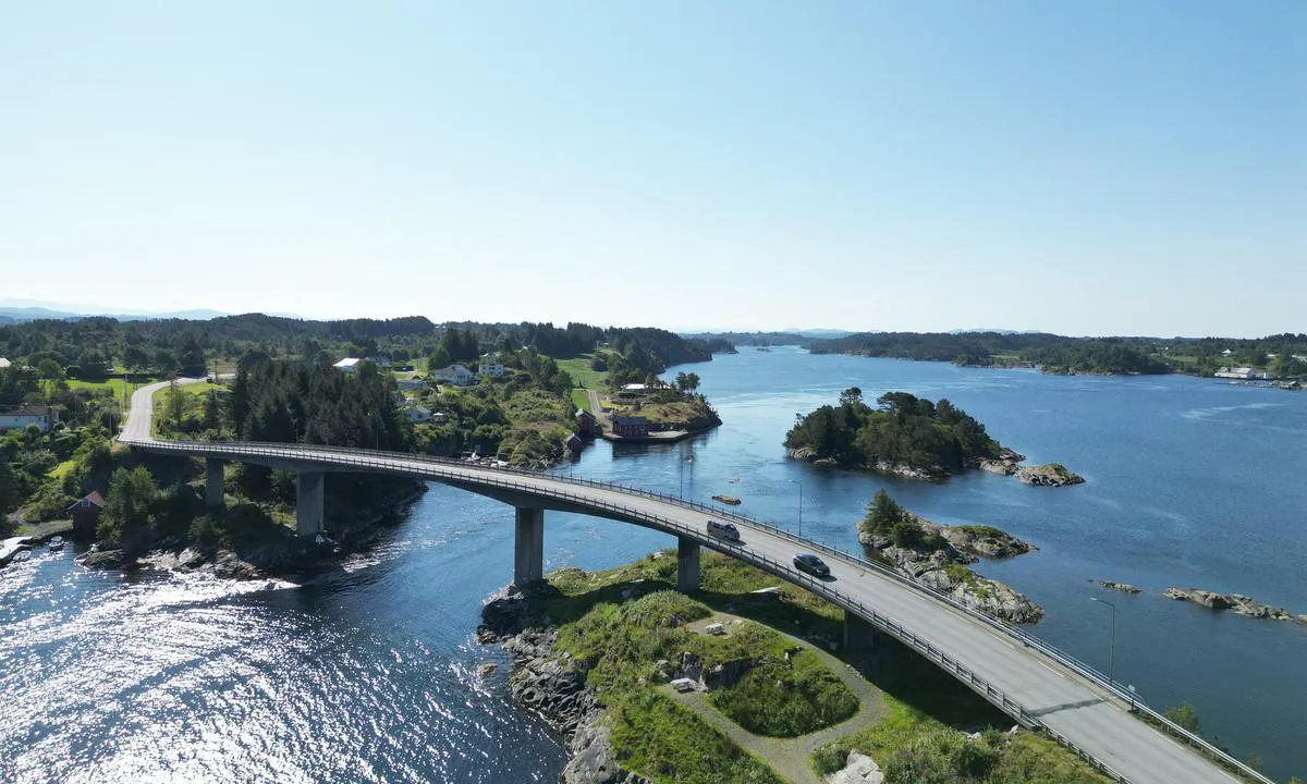 {"base": "no", "no": "Brua over Kilstraumen  har 15 m seglingsh\u00f8gde\r\nBrua over Fonnesstraumen litt lenger aust har h\u00f8gd 25 m", "se": "Bron \u00f6ver Kilstraumen har 15 m seglingsh\u00f6jd<br>Bron \u00f6ver Fonnesstraumen lite l\u00e4ngre \u00f6sterut har h\u00f6jd 25 m", "en": "The bridge over Kilstraumen has a sailing clearance of 15 meters. The bridge over Fonnesstraumen a little further east has a height of 25 meters.", "da": "Broen over Kilstraumen har en gennemsejlingsh\u00f8jde p\u00e5 15 m.<br>Broen over Fonnesstraumen lidt l\u00e6ngere mod \u00f8st har en h\u00f8jde p\u00e5 25 m."}