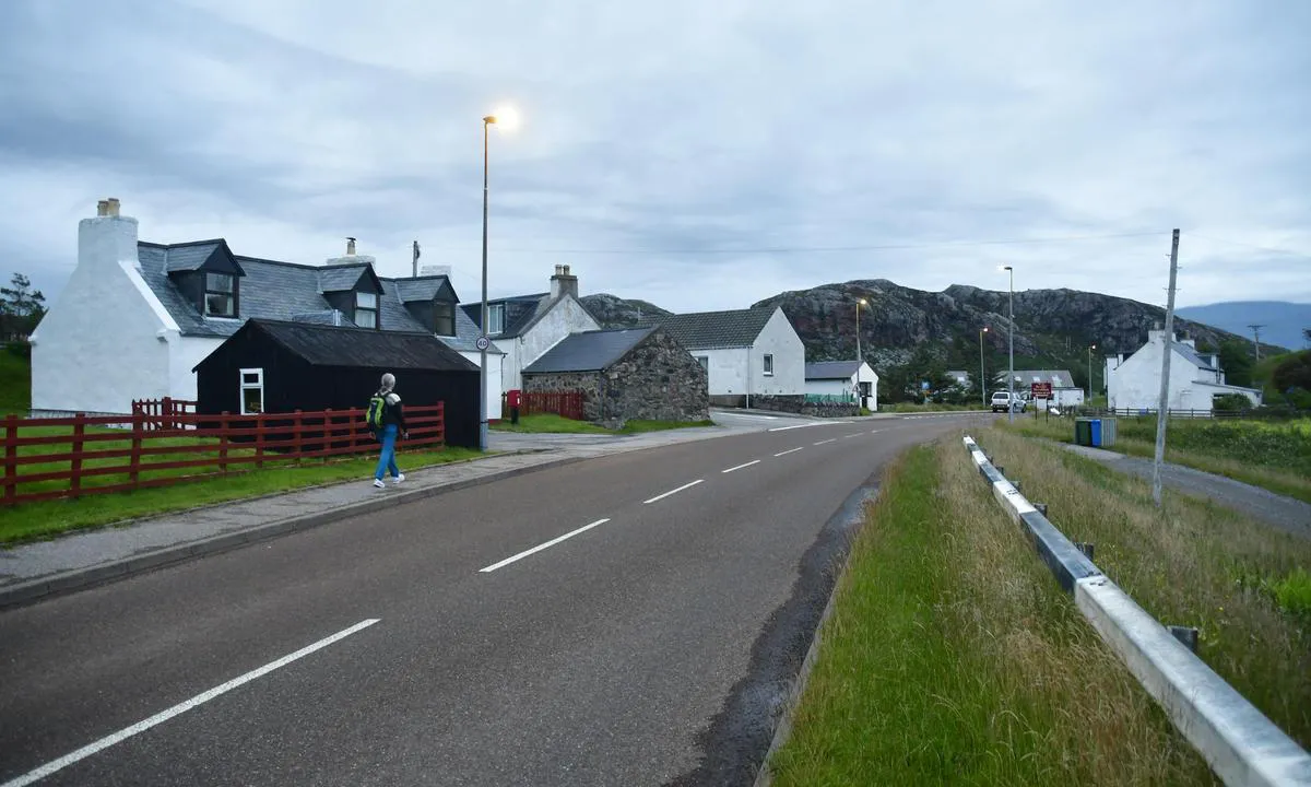 Kinlochbervie Harbour: {"base": "no", "no": "Koseleg liten landsby med litt over 400 innbyggjarar.", "se": "Mysig liten by med lite \u00f6ver 400 inv\u00e5nare.", "en": "Cozy little village with just over 400 inhabitants.", "da": "Hyggelig lille landsby med lidt over 400 indbyggere."}