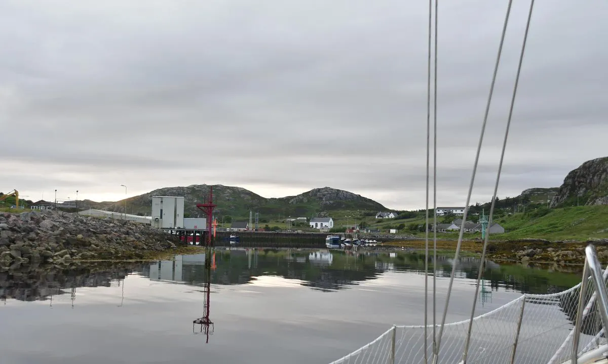 {"base": "no", "no": "Innseilingen til Kinlochbervie er enkel.  Veldig n\u00f8yaktige overrettlys \u00e5 navigere etter inn i havna.", "se": "Inseglingen till Kinlochbervie \u00e4r enkel. V\u00e4ldigt noggranna \u00f6vertrampningsljus att navigera efter in i hamnen.", "en": "The approach to Kinlochbervie is straightforward. Very accurate leading lights to navigate by into the harbor.", "da": "Indsejlingen til Kinlochbervie er enkel. Meget n\u00f8jagtige indsejlingsfyr til at navigere efter ind i havnen."}
