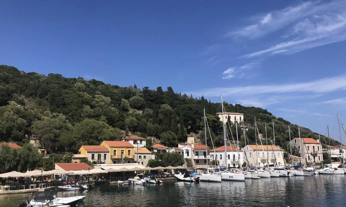 Kioni: {"base": "en", "no": "Bykai", "se": "Stadskaj", "en": "Town quay", "da": "Bykaj"}