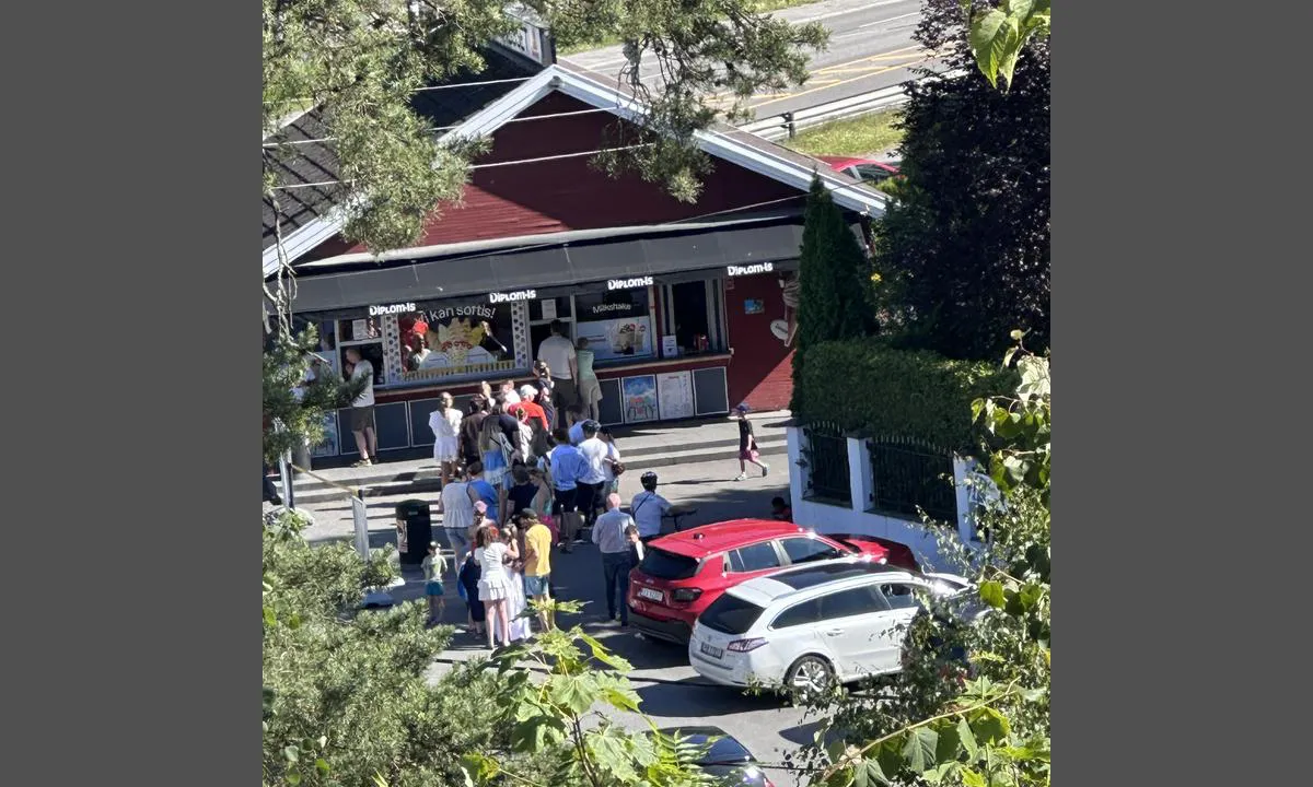{"base": "no", "no": "Kiosken p\u00e5 Nesset og isk\u00f8en  .", "se": "Kiosken p\u00e5 Nesset och isk\u00f6n.", "en": "The kiosk at Nesset and the ice cream queue.", "da": "Kiosken p\u00e5 Nesset og isk\u00f8en.", "fr": "Le kiosque \u00e0 Nesset et la file d'attente pour les glaces.", "de": "Der Kiosk am Nesset und die Eisschlange.", "es": "El quiosco en Nesset y la cola de helados.", "it": "Il chiosco di Nesset e la coda del gelato.", "pt": "O quiosque em Nesset e a fila para o sorvete.", "nl": "De kiosk op Nesset en de ijsrij", "pl": "Kiosk w Nesset i kolejka po lody.", "uk": "\u041a\u0456\u043e\u0441\u043a \u043d\u0430 \u041d\u0435\u0441\u0441\u0435 \u0442\u0430 \u0447\u0435\u0440\u0433\u0430 \u0437\u0430 \u043c\u043e\u0440\u043e\u0437\u0438\u0432\u043e\u043c.", "ro": "Chio\u0219cul de la Nesset \u0219i coada pentru \u00eenghe\u021bat\u0103.", "tr": "Nesset'teki b\u00fcfe ve dondurma kuyru\u011fu.", "el": "\u03a4\u03bf \u03c0\u03b5\u03c1\u03af\u03c0\u03c4\u03b5\u03c1\u03bf \u03c3\u03c4\u03bf Nesset \u03ba\u03b1\u03b9 \u03b7 \u03bf\u03c5\u03c1\u03ac \u03b3\u03b9\u03b1 \u03c4\u03bf \u03c0\u03b1\u03b3\u03c9\u03c4\u03cc.", "cs": "St\u00e1nek na Nessetu a fronta na zmrzlinu .", "hu": "A Nesset kioszk \u00e9s a fagylalt sor.", "fi": "Kioski Nessetiss\u00e4 ja j\u00e4\u00e4tel\u00f6jono.", "bg": "\u041a\u0438\u043e\u0441\u043a\u044a\u0442 \u043d\u0430 \u041d\u0435\u0441\u0435\u0442 \u0438 \u043e\u043f\u0430\u0448\u043a\u0430\u0442\u0430 \u0437\u0430 \u0441\u043b\u0430\u0434\u043e\u043b\u0435\u0434.", "sr": "Kiosk na Nessetu i red za sladoled.", "et": "Nesseti kiosk ja j\u00e4\u00e4tiserivi.", "lv": "Kiosks pie Nesset un ledus rinda.", "lt": "Nesseto kioskas ir ledo eil\u0117."}