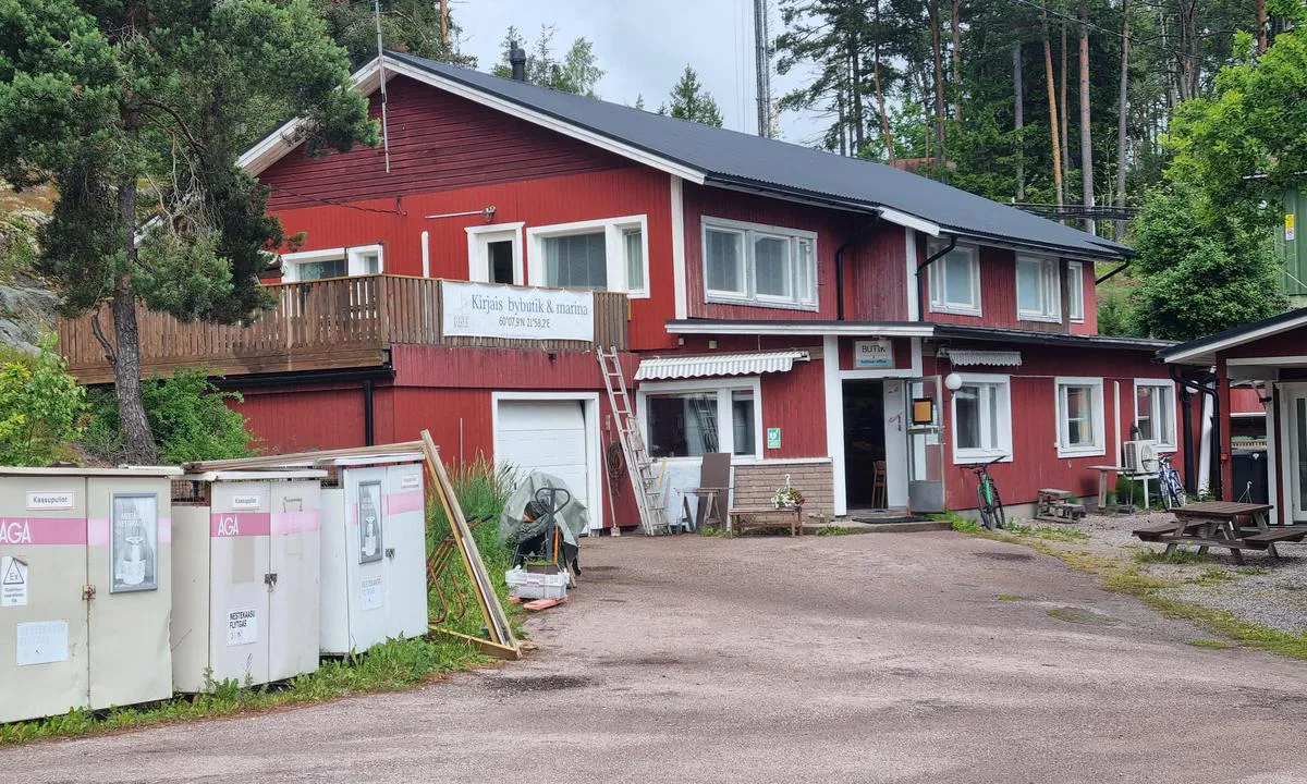 Kirjais Byhamn: {"base": "se", "no": "Bybutikken & Marinaens havnekontor", "se": "Bybutiken & Marinans hamnkontor", "en": "The Town Shop & The Marina's Harbour Office", "da": "Bybutikken & Marinaens havnekontor", "fr": "Bureau du port de la boutique de la ville et de la marina", "de": "Die Stadtboutique & das Hafenb\u00fcro des Yachthafens", "es": "Tienda de la ciudad y oficina del puerto del puerto deportivo", "it": "Negozio della Citt\u00e0 & Ufficio Portuale della Marina", "pt": "Loja da Cidade & Escrit\u00f3rio do Porto da Marina", "nl": "Winkel & havenkantoor van de jachthaven", "pl": "Sklep miejski & Biuro portowe mariny", "uk": "\u041a\u0440\u0430\u043c\u043d\u0438\u0446\u044f \u0442\u0430 \u043e\u0444\u0456\u0441 \u0433\u0430\u0432\u0430\u043d\u0456 \u043d\u0430 \u043c\u0430\u0440\u0438\u043d\u0456", "ro": "Magazinul Ora\u0219ului \u0219i Biroul de Port al Marinei", "tr": "\u015eehir D\u00fckkan\u0131 & Marina Ofisi", "el": "\u03a4\u03bf \u03ba\u03b1\u03c4\u03ac\u03c3\u03c4\u03b7\u03bc\u03b1 \u03c4\u03b7\u03c2 \u03c0\u03cc\u03bb\u03b7\u03c2 & \u03a4\u03bf \u03b3\u03c1\u03b1\u03c6\u03b5\u03af\u03bf \u03c4\u03bf\u03c5 \u03bb\u03b9\u03bc\u03b1\u03bd\u03b9\u03bf\u03cd \u03c4\u03b7\u03c2 \u03bc\u03b1\u03c1\u03af\u03bd\u03b1\u03c2", "cs": "Obchod ve m\u011bst\u011b & Kancel\u00e1\u0159 p\u0159\u00edstavu p\u0159\u00edstavu", "hu": "Bybutik \u00e9s Kik\u00f6t\u0151i Iroda", "fi": "Kauppakauppa & Marinan satamatoimisto", "bg": "\u0413\u0440\u0430\u0434\u0441\u043a\u0438\u044f\u0442 \u043c\u0430\u0433\u0430\u0437\u0438\u043d \u0438 \u043e\u0444\u0438\u0441\u044a\u0442 \u043d\u0430 \u043f\u0440\u0438\u0441\u0442\u0430\u043d\u0438\u0449\u0435\u0442\u043e \u043d\u0430 \u043c\u0430\u0440\u0438\u043d\u0430\u0442\u0430", "sr": "Gradska prodavnica i marina sa lu\u010dkom kancelarijom", "et": "Butiik ja sadama kontor", "lv": "Pils\u0113tas veikals un Jahtu ostas birojs", "lt": "Miesto parduotuv\u0117 ir uosto biuras prieplaukoje"}