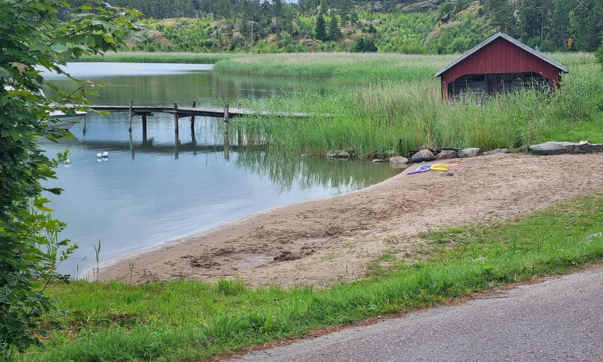 Kirjais Byhamn: {"base": "se", "no": "Liten, men veldig pen og ren sandstrand", "se": "Liten men v\u00e4ldigt prydlig och ren sandstrand", "en": "Small but very tidy and clean sandy beach", "da": "Lille men meget ryddelig og ren sandstrand", "fr": "Petite mais tr\u00e8s soign\u00e9e et propre plage de sable", "de": "Kleiner, aber sehr gepflegter und sauberer Sandstrand", "es": "Playa de arena peque\u00f1a pero muy ordenada y limpia", "it": "Piccola ma molto ordinata e pulita spiaggia di sabbia", "pt": "Praia de areia pequena, mas muito arrumada e limpa", "nl": "Klein maar zeer netjes en schoon zandstrand", "pl": "Ma\u0142a, ale bardzo schludna i czysta piaszczysta pla\u017ca", "uk": "\u041d\u0435\u0432\u0435\u043b\u0438\u043a\u0438\u0439, \u0430\u043b\u0435 \u0434\u0443\u0436\u0435 \u043e\u0445\u0430\u0439\u043d\u0438\u0439 \u0456 \u0447\u0438\u0441\u0442\u0438\u0439 \u043f\u0456\u0449\u0430\u043d\u0438\u0439 \u043f\u043b\u044f\u0436", "ro": "Plaj\u0103 mic\u0103 dar foarte curat\u0103 \u0219i ordonat\u0103", "tr": "K\u00fc\u00e7\u00fck ama \u00e7ok d\u00fczenli ve temiz kum plaj\u0131", "el": "\u039c\u03b9\u03ba\u03c1\u03ae \u03b1\u03bb\u03bb\u03ac \u03c0\u03bf\u03bb\u03cd \u03c4\u03b1\u03ba\u03c4\u03bf\u03c0\u03bf\u03b9\u03b7\u03bc\u03ad\u03bd\u03b7 \u03ba\u03b1\u03b9 \u03ba\u03b1\u03b8\u03b1\u03c1\u03ae \u03b1\u03bc\u03bc\u03bf\u03c5\u03b4\u03b5\u03c1\u03ae \u03c0\u03b1\u03c1\u03b1\u03bb\u03af\u03b1", "cs": "Mal\u00e1, ale velmi \u00fahledn\u00e1 a \u010dist\u00e1 p\u00edse\u010dn\u00e1 pl\u00e1\u017e", "hu": "Kis, de nagyon rendezett \u00e9s tiszta homokos strand", "fi": "Pieni mutta eritt\u00e4in siisti ja puhdas hiekkaranta", "bg": "\u041c\u0430\u043b\u044a\u043a, \u043d\u043e \u043c\u043d\u043e\u0433\u043e \u043f\u043e\u0434\u0434\u044a\u0440\u0436\u0430\u043d \u0438 \u0447\u0438\u0441\u0442 \u043f\u044f\u0441\u044a\u0447\u0435\u043d \u043f\u043b\u0430\u0436", "sr": "Mala, ali vrlo uredna i \u010dista pe\u0161\u010dana pla\u017ea", "et": "V\u00e4ike, kuid v\u00e4ga korralik ja puhas liivarand", "lv": "Maza, bet \u013coti k\u0101rt\u012bga un t\u012bra smil\u0161u pludmale", "lt": "Ma\u017eas, bet labai tvarkingas ir \u0161varus sm\u0117lio papl\u016bdimys"}