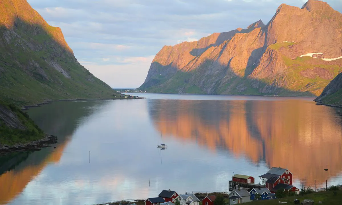 Kirkefjord: {"base": "no", "no": "Svaiplass og midnattsol p\u00e5 Reinebringen.", "se": "Sv\u00e4vningsplats och midnattssol p\u00e5 Reinebringen.", "en": "Swing room and midnight sun at Reinebringen.", "da": "Svajerplads og midnatssol p\u00e5 Reinebringen."}