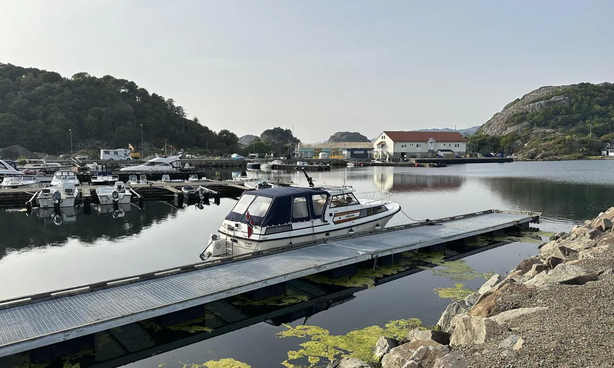 Kirkehamn Fiskerihavna: Drivstoff ved det hvite huset med rødt tak i bildet.