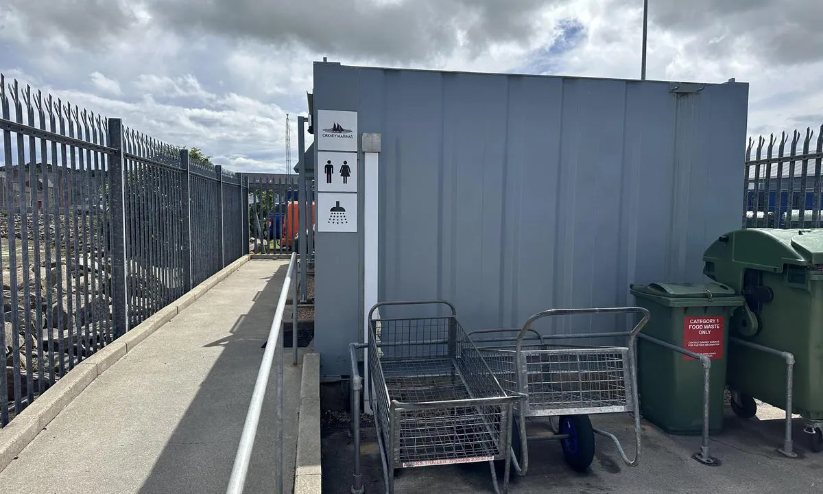 Kirkwall Marina - Orkney Islands: {"base": "no", "no": "OK fasiliteter. Ta med mynter til dusj.", "se": "OK faciliteter. Ta med mynt till dusch.", "en": "OK facilities. Bring coins for the shower.", "da": "OK faciliteter. Tag med m\u00f8nter til bruser."}