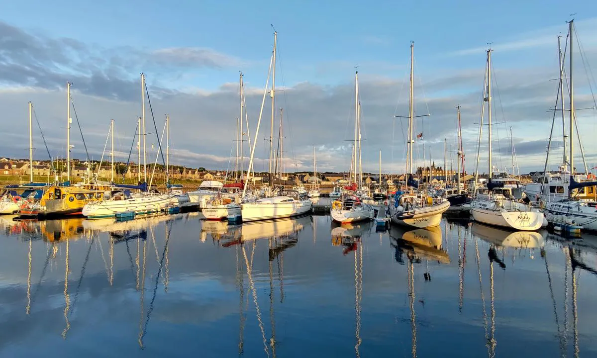 {"base": "no", "no": "Ein sjeldan gong kan det vera s\u00e5 stilt i Kirkwall.", "se": "En s\u00e4llsynt g\u00e5ng kan det vara s\u00e5 stilla i Kirkwall.", "en": "A rare occasion can it be so still in Kirkwall.", "da": "En sj\u00e6lden gang kan det v\u00e6re s\u00e5 stille i Kirkwall."}