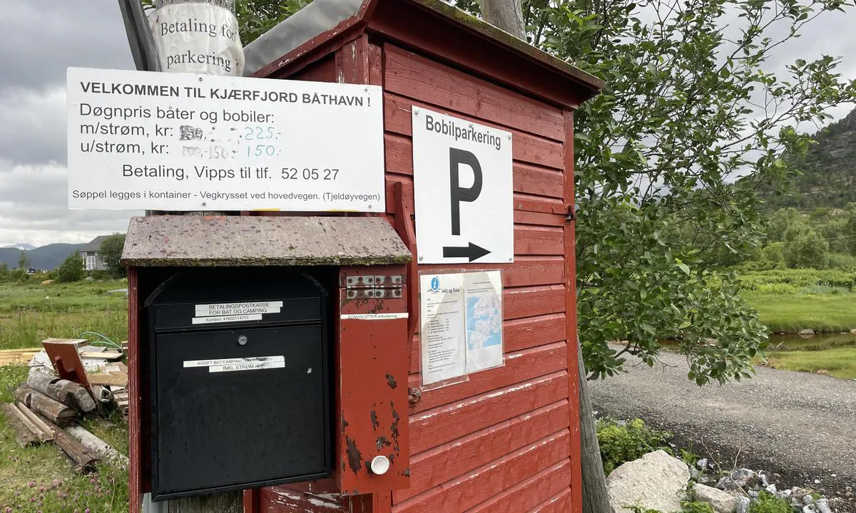 Kjærfjord Båthavn: {"base": "en", "no": "Betale med kontanter i \u00e6rlighetsboks", "se": "Betala kontant med \u00e4rlighetsl\u00e5da", "en": "Paying cash with honesty box", "da": "Betaling med kontanter i \u00e6sken for \u00e6rlighed"}