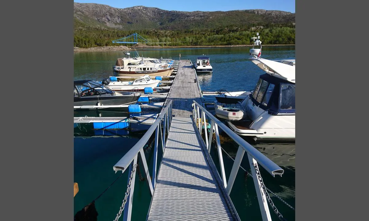 Kjærfjord Båthavn: {"base": "no", "no": "Longside gjestebrygge.", "se": "L\u00e5ngsides g\u00e4stbrygga.", "en": "Longside guest pier.", "da": "Langside g\u00e6stebro."}