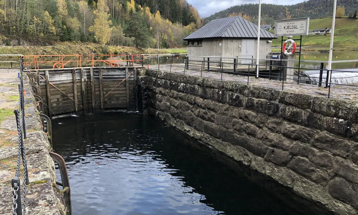 {"base": "no", "no": "Slusa som ligger rett ved siden av Kjeldal Gjestebrygge.", "se": "Slussen som ligger precis bredvid Kjeldal G\u00e4stbrygga.", "en": "The lock which is located right next to Kjeldal Guest Pier.", "da": "Slusen som ligger lige ved siden af Kjeldal G\u00e6stebro."}