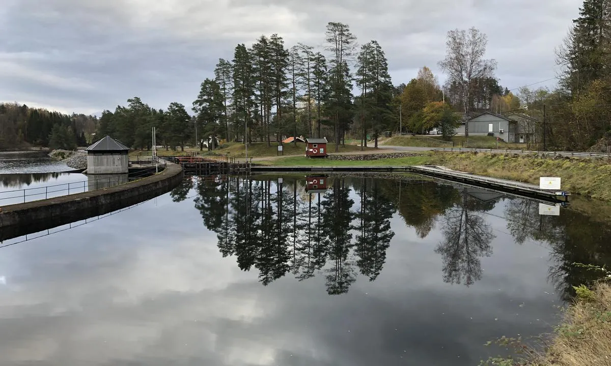 {"base": "no", "no": "Kjeldal Gjestebrygge best\u00e5r av smale kaier p\u00e5 oversiden av slusa.", "se": "Kjeldal G\u00e4stbrygga best\u00e5r av smala kajer p\u00e5 ovansidan av slussen.", "en": "Kjeldal Guest Pier consists of narrow quays on the upper side of the lock.", "da": "Kjeldal G\u00e6stebro best\u00e5r af smalle kajer p\u00e5 oversiden af slusen."}