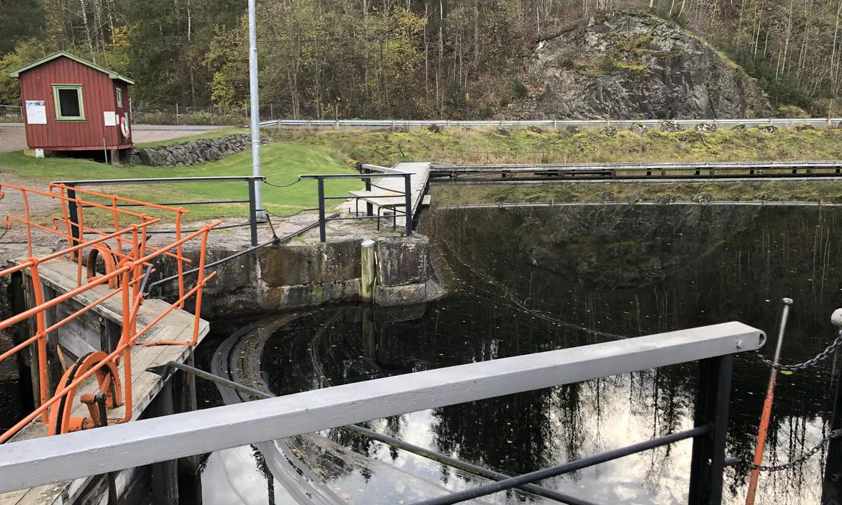 Kjeldal Gjestebrygge: {"base": "no", "no": "Gjestekaia finner du rett til babord n\u00e5r du kommer opp og gjennom slusa.", "se": "G\u00e4stkajen hittar du direkt till babord n\u00e4r du kommer upp och genom slussen.", "en": "You will find the guest quay immediately to port when you come up and through the lock.", "da": "G\u00e6stebroen finder du lige til bagbord, n\u00e5r du kommer op og gennem slusen."}