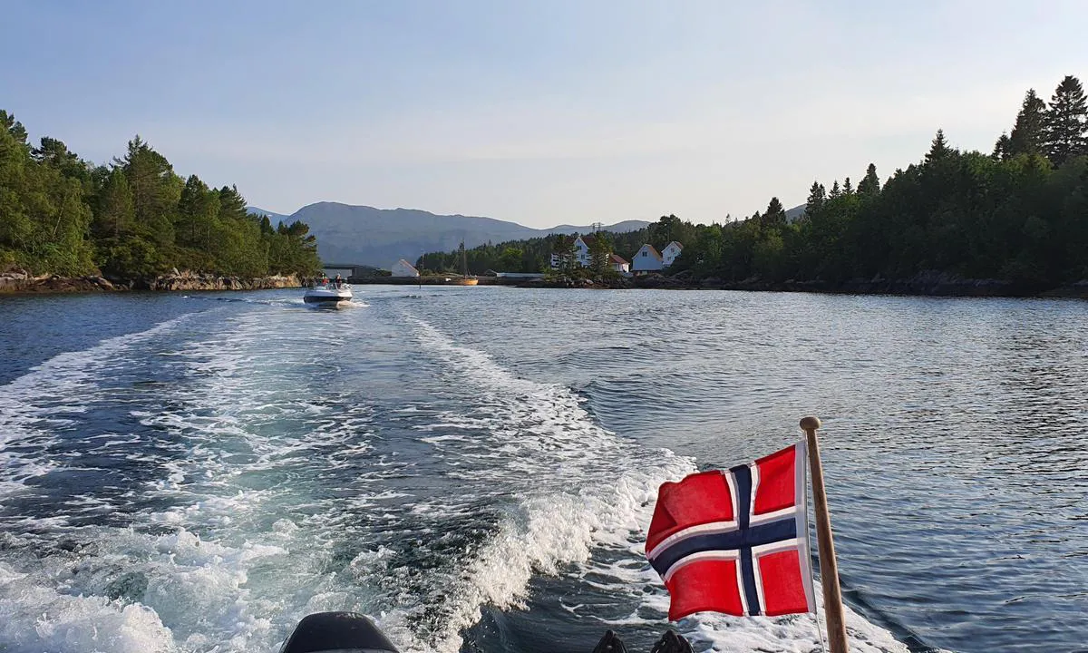 {"base": "no", "no": "Her er vi p\u00e5 vei nordover, har g\u00e5tt under broa. Kjeldsund leirskole til h\u00f8yre i bildet.", "se": "H\u00e4r \u00e4r vi p\u00e5 v\u00e4g norrut, har g\u00e5tt under bron. Kjeldsund l\u00e4gerskola till h\u00f6ger i bilden.", "en": "Here we are heading north, having passed under the bridge. Kjeldsund campsite on the right in the image.", "da": "Her sejler vi nordp\u00e5, er g\u00e5et under broen. Kjeldsund lejrskole til h\u00f8jre i billedet."}