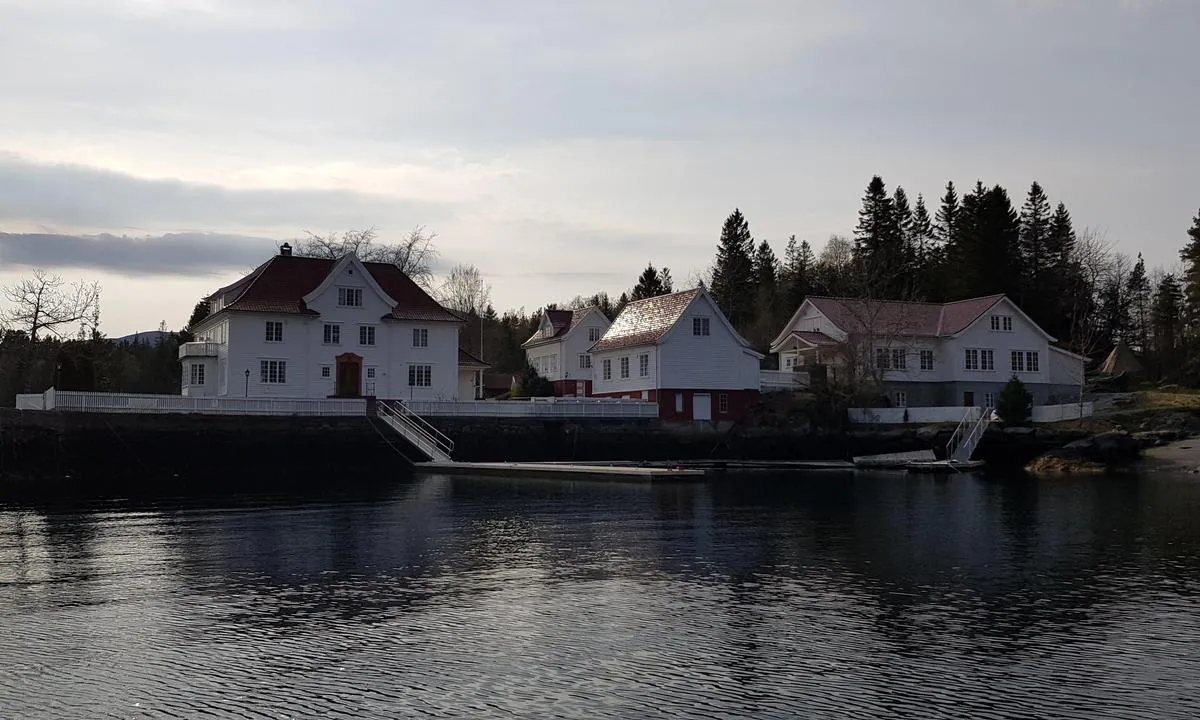 Kjeldsund leirskole: {"base": "no", "no": "Hovedhuset med flytebrygga i front.", "se": "Huvudbyggnaden med flytbryggan framf\u00f6r.", "en": "The main house with the floating dock in front.", "da": "Hovedhuset med flydebroen i front."}