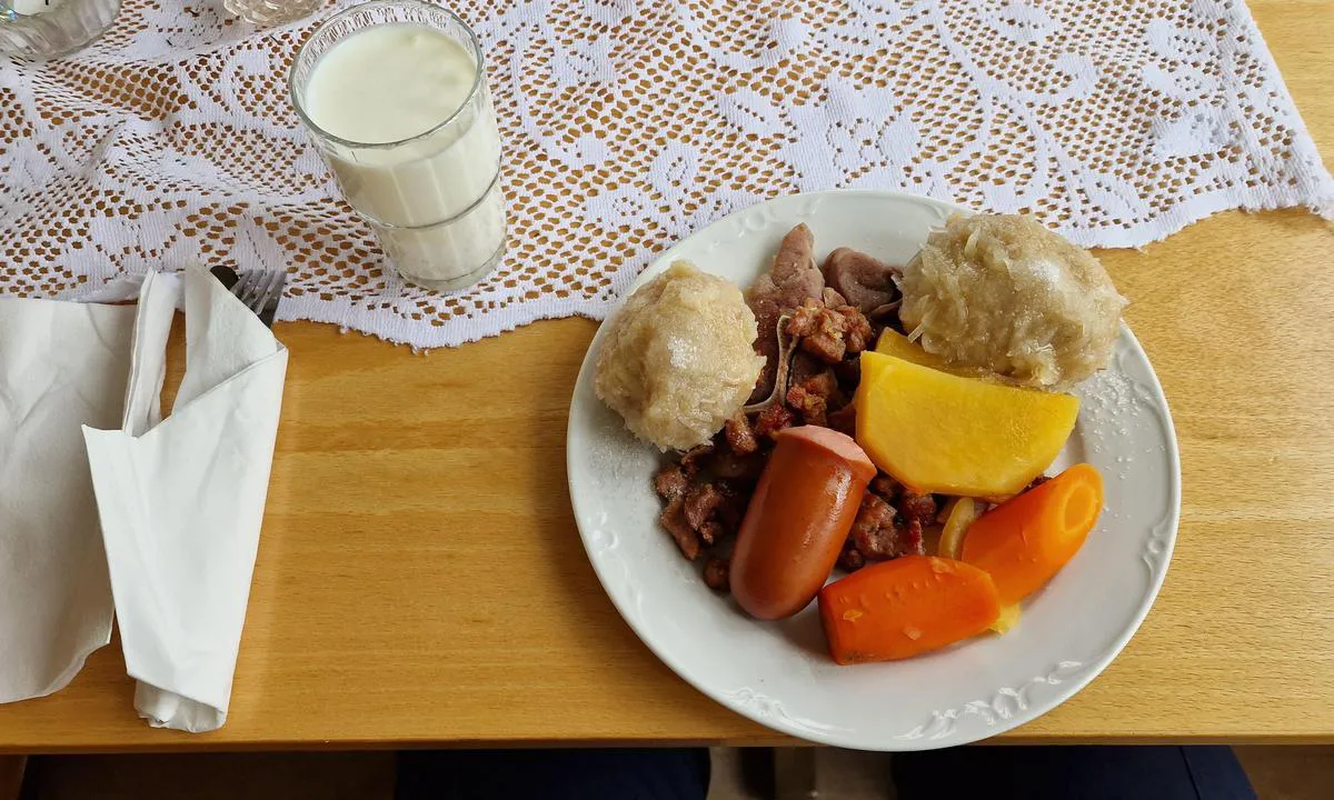Kjeldsund leirskole: {"base": "no", "no": "Torsdager serveres det h\u00e5ndraspede potetballer!", "se": "P\u00e5 torsdagar serveras handriven potatisboll!", "en": "On Thursdays, hand-grated potato dumplings are served!", "da": "Torsdage serveres der h\u00e5ndr\u00f8rte kartoffelboller!"}