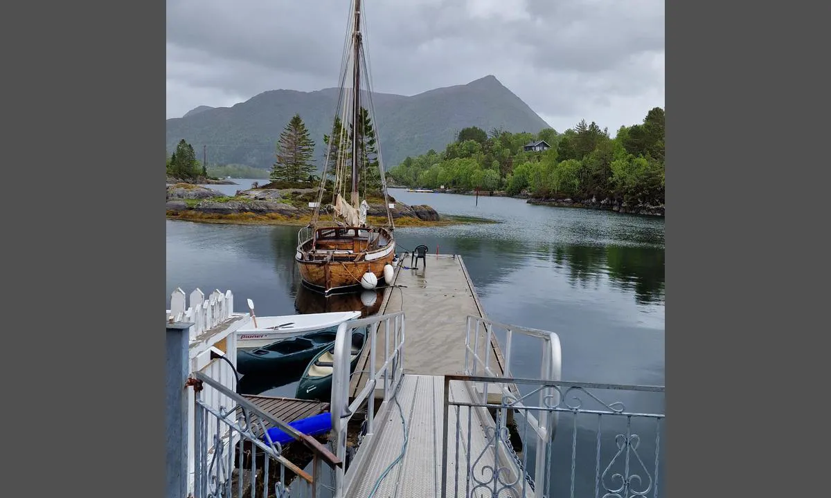 Kjeldsund leirskole: {"base": "no", "no": "Flytebrygga.", "se": "Flytbryggan.", "en": "The floating dock.", "da": "Flydebroen."}