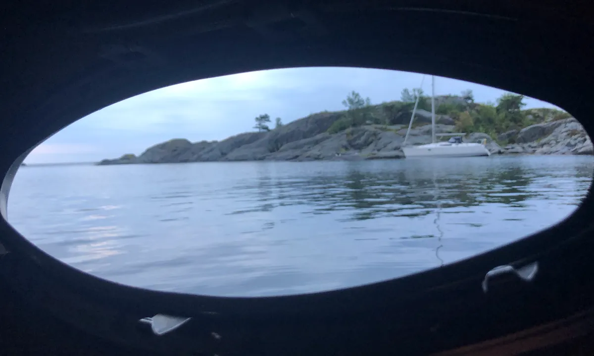 Kjerkesundet - Lillesand: {"base": "no", "no": "Seilb\u00e5ten p\u00e5 bildet ligger fort\u00f8yd med trosse b\u00e5de for og akter p\u00e5 Kjeholmen, mellom oddene der.", "se": "Segelb\u00e5ten p\u00e5 bilden ligger f\u00f6rt\u00f6jd med tross b\u00e5de f\u00f6r och akter p\u00e5 Kjeholmen, mellan uddar d\u00e4r.", "en": "The sailboat in the picture is moored with a line both fore and aft at Kjeholmen, between the headlands there.", "da": "Sejlb\u00e5den p\u00e5 billedet ligger fort\u00f8jet med trosse b\u00e5de for og agter p\u00e5 Kjeholmen, mellem odderne der."}