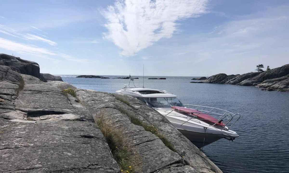 Kjerkesundet - Lillesand: {"base": "no", "no": "Aldeles flott longside svabergbrygge med mye kveldssol. (4 m dypt)\r\n1 gammel bolt finnes her.\r\nDet smale sundet i nord har en er en dybde p\u00e5 3,6 m.\r\nDet finnes ogs\u00e5 bolter p\u00e5 andre siden av sundet hvor ogs\u00e5 seilb\u00e5ter fint legger baugen inn for \u00e5 komme i land.", "se": "En alldeles utm\u00e4rkt l\u00e5ngsidesh\u00e4llbrygga med mycket kv\u00e4llssol. (4 m djupt)<br>1 gammal bult finns h\u00e4r.<br>Det smala sundet i norr har ett djup p\u00e5 3,6 m.<br>Det finns ocks\u00e5 bultar p\u00e5 andra sidan sundet d\u00e4r \u00e4ven segelb\u00e5tar enkelt kan l\u00e4gga f\u00f6ren in f\u00f6r att g\u00e5 i land.", "en": "Absolutely great vertical rock wharf with plenty of evening sun. (4 m deep) <br> 1 old bolt is found here. <br> The narrow strait to the north has a depth of 3.6 m. <br> There are also bolts on the other side of the strait where sailboats can conveniently position their bows to come ashore.", "da": "Aldeles flot langside klippebro med meget aftensol. (4 m dybt) <br />1 gammel bolt findes her.<br />Den smalle sund i nord har en dybde p\u00e5 3,6 m.<br />Der findes ogs\u00e5 bolte p\u00e5 den anden side af sundet, hvor ogs\u00e5 sejlb\u00e5de fint l\u00e6gger st\u00e6vnen ind for at komme i land."}