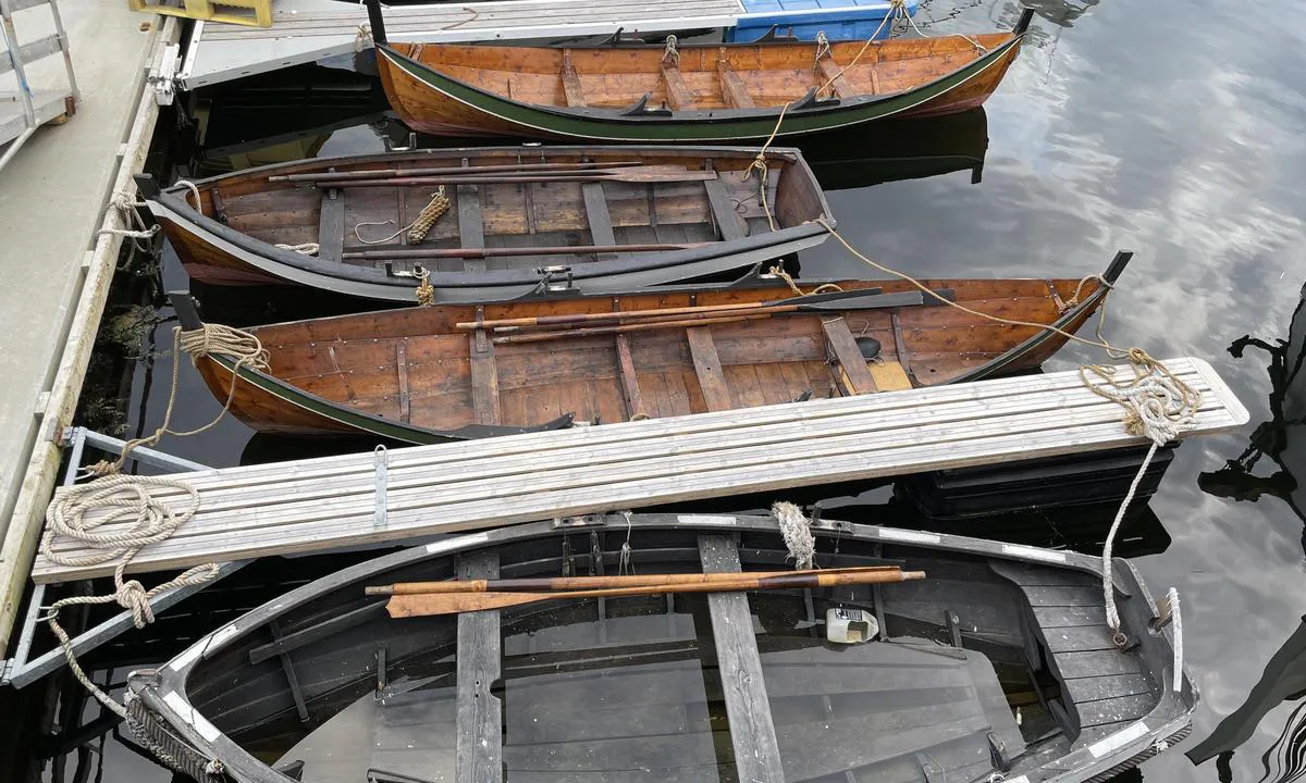 Kjerknesvågen: {"base": "no", "no": "Tradisjonsb\u00e5ter som kan l\u00e5nes for rotur", "se": "Traditionsb\u00e5tar som kan l\u00e5nas f\u00f6r roddtur", "en": "Traditional boats available for rowing", "da": "Traditionsb\u00e5de, der kan l\u00e5nes til rotur"}