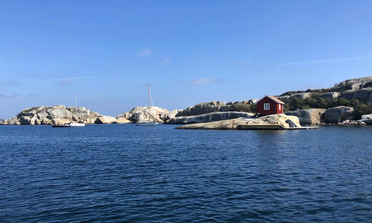 {"base": "no", "no": "P\u00e5 svai ved Kjerringholmane.", "se": "P\u00e5 svaj vid Kjerringholmane.", "en": "At anchor off Kjerringholmane.", "da": "P\u00e5 svaj ved Kjerringholmene."}