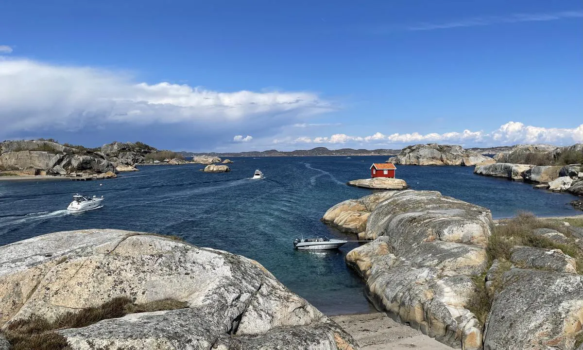Kjerringholmane: {"base": "no", "no": "Bilde fra Martaholmen, retning nord - nordaust. .", "se": "Bild fr\u00e5n Martaholmen, riktning norr - nordost.", "en": "Image from Martaholmen, direction north - northeast.", "da": "Billede fra Martaholmen, retning nord - nord\u00f8st."}
