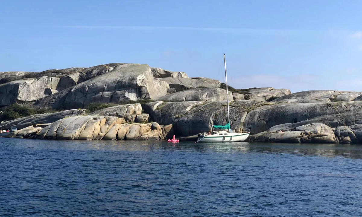 Seilbåt fortøyd med dregg mot land på Kjerringholmane.