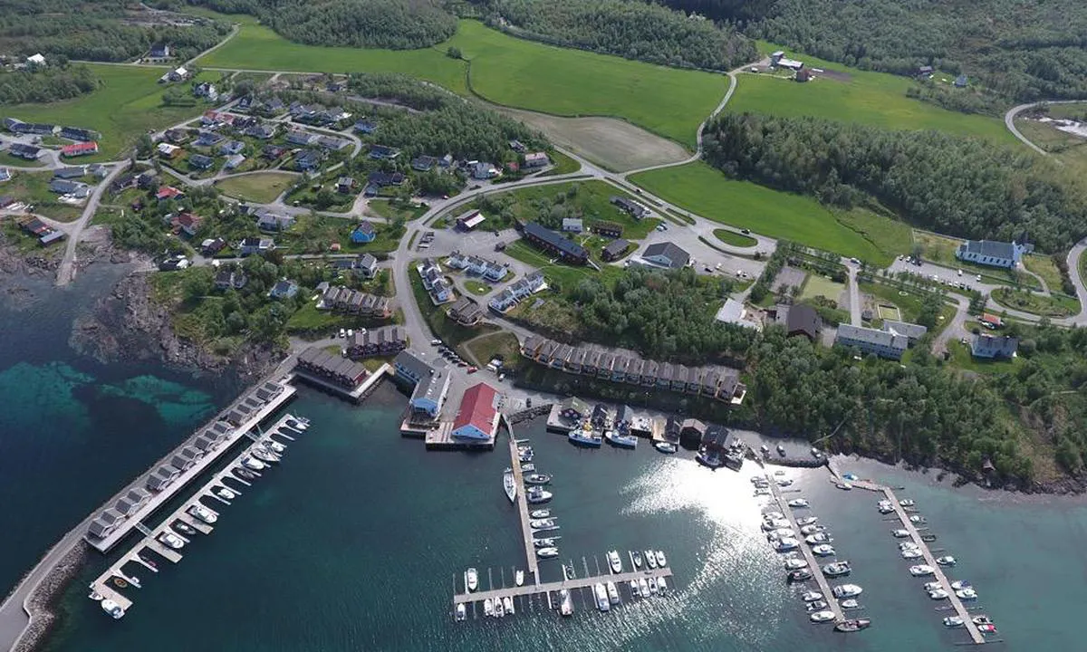 Kjerringøy: {"base": "en", "no": "God havn med alle fasiliteter, flott milj\u00f8.", "se": "Bra hamn med alla faciliteter, fin milj\u00f6.", "en": "Good harbour with all facilities nice environment.", "da": "God havn med alle faciliteter, dejligt milj\u00f8."}