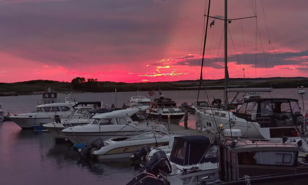 Kjerringøy: Nydelig himmel etter en fantastisk dag med 29gr.og mye vind(heldigvis).