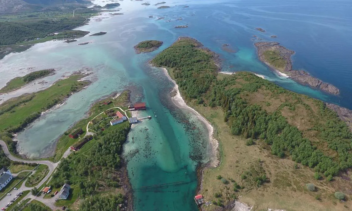 Kjerringøy: {"base": "en", "no": "S\u00f8r for dem havn.", "se": "S\u00f6der om dem hamnen.", "en": "South of them harbour.", "da": "Syd for havnen."}
