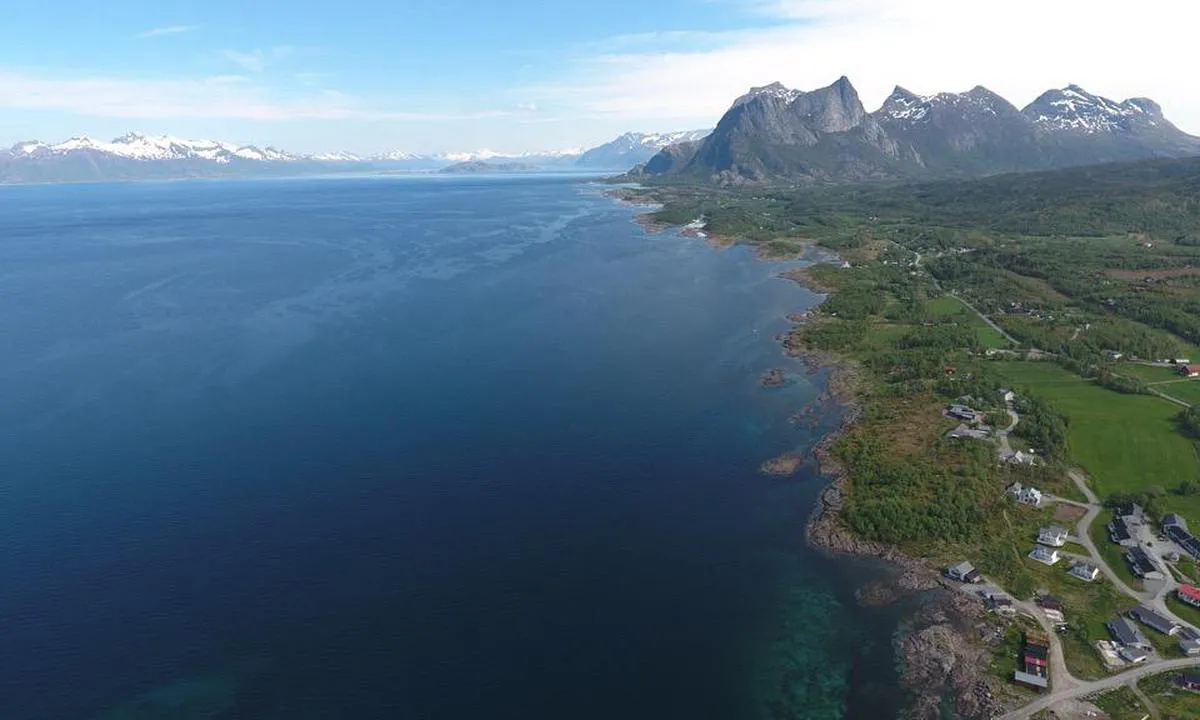 Kjerringøy: {"base": "en", "no": "Ser nordover langs kysten.", "se": "Ser norrut l\u00e4ngs kusten.", "en": "Looking north along the coast.", "da": "Kigger mod nord langs kysten."}