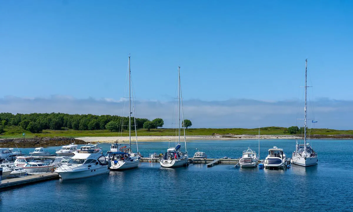 Kjerringøy: {"base": "no", "no": "Gjestehavna, sett fra \u00f8st.", "se": "G\u00e4sthamnen, sedd fr\u00e5n \u00f6st.", "en": "The guest harbor, seen from the east.", "da": "G\u00e6stehavnen, set fra \u00f8st."}
