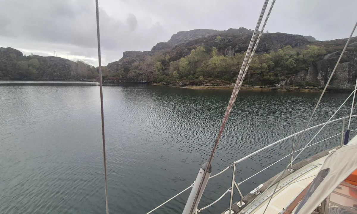 Kjerringvågen: At anchor