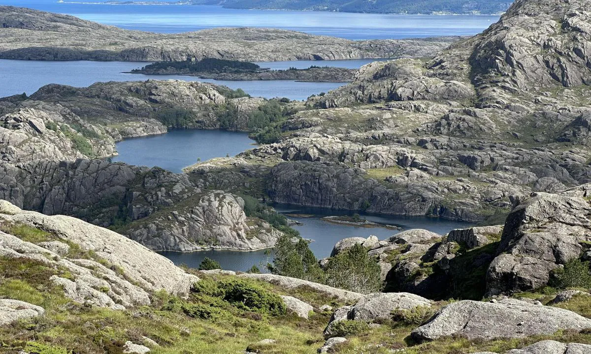 Kjerringvågen: {"base": "en", "no": "Tatt fra toppen av Ravnenipa motsatt inngang", "se": "Tagen fr\u00e5n toppen av Ravnenipa mitt emot ing\u00e5ngen", "en": "Taken from the top of Ravnenipa opposite entrance", "da": "Taget fra toppen af Ravnenipa overfor indgangen"}