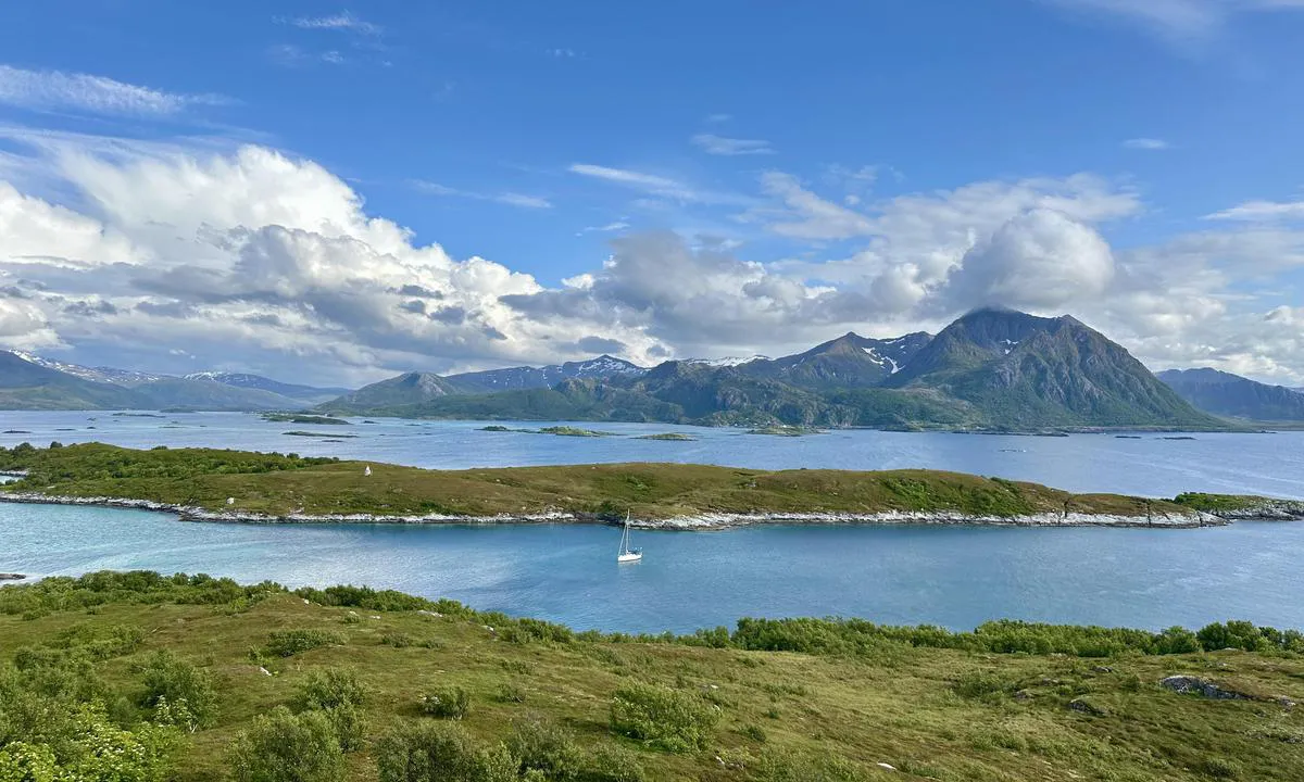 Kjøpmannsholmen - Ertnøya: {"base": "no", "no": "Sundet mellom Ertn\u00f8ya og Kj\u00f8pmannsholmen. Bildet er tatt fra toppen av Ertn\u00f8ya. Hamn i Senja i bakgrunnen.", "se": "Sundet mellan Ertn\u00f8ya och Kj\u00f8pmannsholmen. Bildet \u00e4r taget fr\u00e5n toppen av Ertn\u00f8ya. Hamn i Senja i bakgrunden.", "en": "The strait between Ertn\u00f8ya and Kj\u00f8pmannsholmen. The photo is taken from the top of Ertn\u00f8ya. Hamn i Senja in the background.", "da": "Sundet mellem Ertn\u00f8ya og Kj\u00f8pmannsholmen. Billedet er taget fra toppen af Ertn\u00f8ya. Havnen i Senja i baggrunden.", "fr": "Le d\u00e9troit entre Ertn\u00f8ya et Kj\u00f8pmannsholmen. La photo est prise du sommet d'Ertn\u00f8ya. Le port de Senja en arri\u00e8re-plan.", "de": "Die Meerenge zwischen Ertn\u00f8ya und Kj\u00f8pmannsholmen. Das Bild wurde vom Gipfel von Ertn\u00f8ya aufgenommen. Im Hintergrund der Hafen in Senja.", "es": "El estrecho entre Ertn\u00f8ya y Kj\u00f8pmannsholmen. La foto est\u00e1 tomada desde la cima de Ertn\u00f8ya. Puerto en Senja al fondo.", "it": "Lo stretto tra Ertn\u00f8ya e Kj\u00f8pmannsholmen. La foto \u00e8 scattata dalla cima di Ertn\u00f8ya. Porto in Senja sullo sfondo.", "pt": "O estreito entre Ertn\u00f8ya e Kj\u00f8pmannsholmen. A foto foi tirada do topo de Ertn\u00f8ya. Porto em Senja ao fundo.", "nl": "De zeestraat tussen Ertn\u00f8ya en Kj\u00f8pmannsholmen. De foto is genomen vanaf de top van Ertn\u00f8ya. Haven in Senja op de achtergrond.", "pl": "Cie\u015bnina mi\u0119dzy Ertn\u00f8ya a Kj\u00f8pmannsholmen. Zdj\u0119cie zrobione z wierzcho\u0142ka Ertn\u00f8ya. Roztrwianek w Senji w tle.", "uk": "\u041f\u0440\u043e\u0442\u043e\u043a\u0430 \u043c\u0456\u0436 \u0415\u0440\u0442\u0435\u043d\u043e\u0454\u044e \u0442\u0430 \u041a\u044c\u043e\u043f\u043c\u0430\u043d\u0441\u0433\u043e\u043b\u044c\u043c\u0435\u043d\u043e\u043c. \u0424\u043e\u0442\u043e \u0437\u0440\u043e\u0431\u043b\u0435\u043d\u043e \u0437 \u0432\u0435\u0440\u0448\u0438\u043d\u0438 \u0415\u0440\u0442\u0435\u043d\u043e\u0457. \u0413\u0430\u0432\u0430\u043d\u044c \u0443 \u0421\u0435\u043d'\u0457 \u043d\u0430 \u0437\u0430\u0434\u043d\u044c\u043e\u043c\u0443 \u043f\u043b\u0430\u043d\u0456.", "ro": "Str\u00e2mtoarea dintre Ertn\u00f8ya \u0219i Kj\u00f8pmannsholmen. Imaginea este realizat\u0103 de pe v\u00e2rful Ertn\u00f8ya. Portul din Senja \u00een fundal.", "tr": "Ertn\u00f8ya ve Kj\u00f8pmannsholmen aras\u0131ndaki bo\u011faz. Foto\u011fraf Ertn\u00f8ya'n\u0131n tepesinden \u00e7ekilmi\u015ftir. Arka planda Hamn i Senja.", "el": "\u03a4\u03bf \u03c3\u03c4\u03b5\u03bd\u03cc \u03bc\u03b5\u03c4\u03b1\u03be\u03cd \u03c4\u03bf\u03c5 Ertn\u00f8ya \u03ba\u03b1\u03b9 \u03c4\u03bf\u03c5 Kj\u00f8pmannsholmen. \u0397 \u03c6\u03c9\u03c4\u03bf\u03b3\u03c1\u03b1\u03c6\u03af\u03b1 \u03ad\u03c7\u03b5\u03b9 \u03c4\u03c1\u03b1\u03b2\u03b7\u03c7\u03c4\u03b5\u03af \u03b1\u03c0\u03cc \u03c4\u03b7\u03bd \u03ba\u03bf\u03c1\u03c5\u03c6\u03ae \u03c4\u03bf\u03c5 Ertn\u00f8ya. \u03a4\u03bf \u03bb\u03b9\u03bc\u03ac\u03bd\u03b9 \u03c3\u03c4\u03bf Senja \u03c3\u03c4\u03bf \u03c5\u03c0\u03cc\u03b2\u03b1\u03b8\u03c1\u03bf.", "cs": "Pr\u016fliv mezi Ertn\u00f8ya a Kj\u00f8pmannsholmen. Fotografie je po\u0159\u00edzena z vrcholu Ertn\u00f8ya. V pozad\u00ed Hamn i Senja.", "hu": "A Sundet Ertn\u00f8ya \u00e9s Kj\u00f8pmannsholmen k\u00f6z\u00f6tt. A k\u00e9p az Ertn\u00f8ya tetej\u00e9r\u0151l k\u00e9sz\u00fclt. A Hamn I Senja a h\u00e1tt\u00e9rben.", "fi": "Salmi Ertn\u00f8yan ja Kj\u00f8pmannsholmenin v\u00e4lill\u00e4. Kuva otettu Ertn\u00f8yan huipulta. Hamn i Senja taustalla.", "bg": "\u041f\u0440\u043e\u0442\u043e\u043a\u044a\u0442 \u043c\u0435\u0436\u0434\u0443 \u0415\u0440\u0442\u044c\u043e \u0438 \u041a\u0439\u043e\u043f\u043c\u0430\u043d\u0441\u0445\u043e\u043b\u043c\u0435\u043d. \u0421\u043d\u0438\u043c\u043a\u0430\u0442\u0430 \u0435 \u043d\u0430\u043f\u0440\u0430\u0432\u0435\u043d\u0430 \u043e\u0442 \u0432\u044a\u0440\u0445\u0430 \u043d\u0430 \u0415\u0440\u0442\u044c\u043e. \u041f\u0440\u0438\u0441\u0442\u0430\u043d\u0438\u0449\u0435 \u0432 \u0421\u0435\u043d\u044c\u044f \u043d\u0430 \u0437\u0430\u0434\u0435\u043d \u043f\u043b\u0430\u043d.", "sr": "Moreuz izme\u0111u Ertn\u00f8ya i Kj\u00f8pmannsholmen. Fotografija je snimljena sa vrha Ertn\u00f8ya. Luka u Senji u pozadini.", "et": "Sund Ertn\u00f8ya ja Kj\u00f8pmannsholmeni vahel. Pilt on tehtud Ertn\u00f8ya tipust. Taustal Hamn Senjas.", "lv": "\u0160aurums starp Ertn\u00f8yas un Kj\u00f8pmannsholmenas sal\u0101m. Att\u0113ls uz\u0146emts no Ertn\u00f8yas virsotnes. Ostas vieta Senj\u0101 fon\u0101.", "lt": "Sundet tarp Ertn\u00f8ya ir Kj\u00f8pmannsholmen. Vaizdas i\u0161 Ertn\u00f8ya vir\u0161aus. Uostas Senja fone."}
