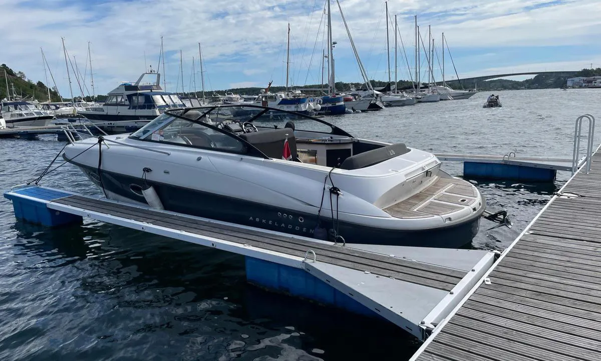 Kjøpmannskjær Båtforening: {"base": "no", "no": "Store, men litt korte b\u00e5ser", "se": "Stora, men lite korta b\u00e5sar", "en": "Large, but slightly short berths", "da": "Store, men lidt korte b\u00e5se"}