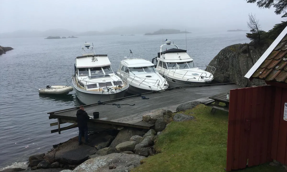 Kjøpsøy: Ligger foran båthuset til Lista og Sæløer kystlag. Du kan dregge, men det finnes også en moring. 
Denne bua er tilrettelagt for overnatting. Seløer ligger bak der i tåkeheimen.