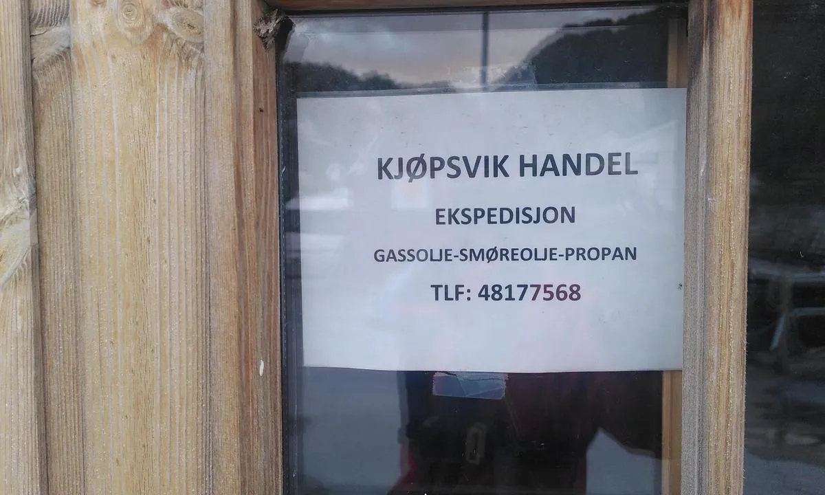 Kjøpsvikvågen Gjestehavn: {"base": "no", "no": "Viggo Johansen ved Kj\u00f8psvik handel p\u00e5 brygga hjelper med diesel-fylling (betalingsautomat er ute av funksjon) og annet.", "se": "Viggo Johansen vid Kj\u00f8psvik handel p\u00e5 bryggan hj\u00e4lper med dieselp\u00e5fyllning (betalautomat \u00e4r ur funktion) och annat.", "en": "Viggo Johansen at Kj\u00f8psvik Trading on the dock assists with diesel refueling (payment machine is out of order) and other matters.", "da": "Viggo Johansen hos Kj\u00f8psvik handel p\u00e5 bryggen hj\u00e6lper med dieselp\u00e5fyldning (betalingsautomat er ude af funktion) og andet."}