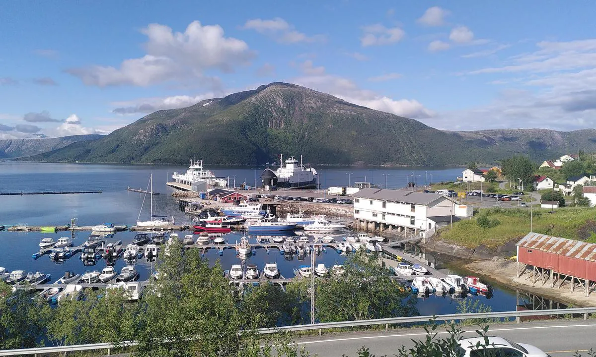Kjøpsvikvågen Gjestehavn: {"base": "no", "no": "Utsikt mot havna fra veien inn til sentrum med matbutikker(ca 1km).", "se": "Utsikt mot hamnen fr\u00e5n v\u00e4gen in till centrum med matbutiker (ca 1 km).", "en": "View of the harbour from the road leading to the town center with grocery stores (approx. 1 km).", "da": "Udsigt mod havnen fra vejen ind til centrum med dagligvarebutikker(ca. 1 km)."}